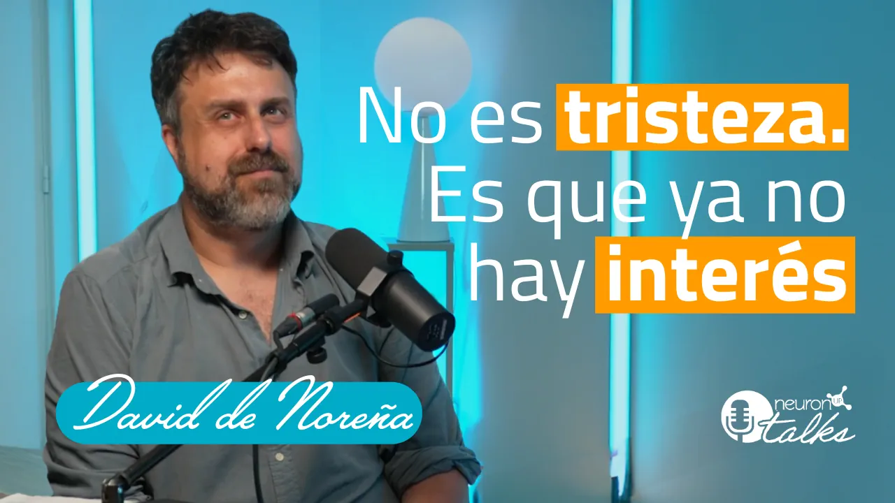 Homem diante de um microfone em um set com luzes; texto na imagem: 'Não é tristeza. É que já não há interesse'.
