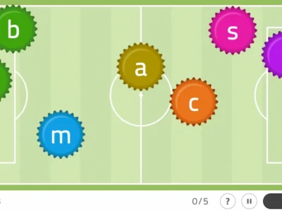 Jogo de tampas com letras em movimento dentro de círculos coloridos para ordenar do menor ao maior; observa-se um botão Finalizar.