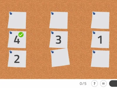 Quadro de cortiça com cinco notas adesivas numeradas de 1 a 4; a quarta em verde com marca de verificação, e um botão Finalizar com um coração.