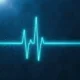 Gráfico de ECG azul sobre fundo escuro com hexágonos, ilustrando a VFC e sua relação com o declínio cognitivo em um ambiente tecnológico.