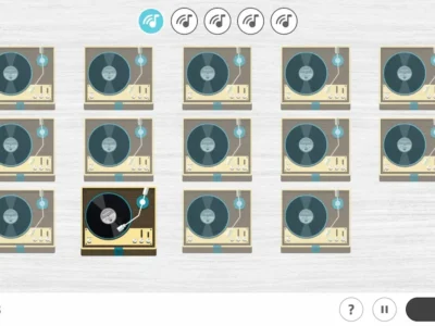 Grade de 16 células com toca-discos antigos, um em reprodução, ícones de progresso e um indicador de vidas sobre um fundo claro.
