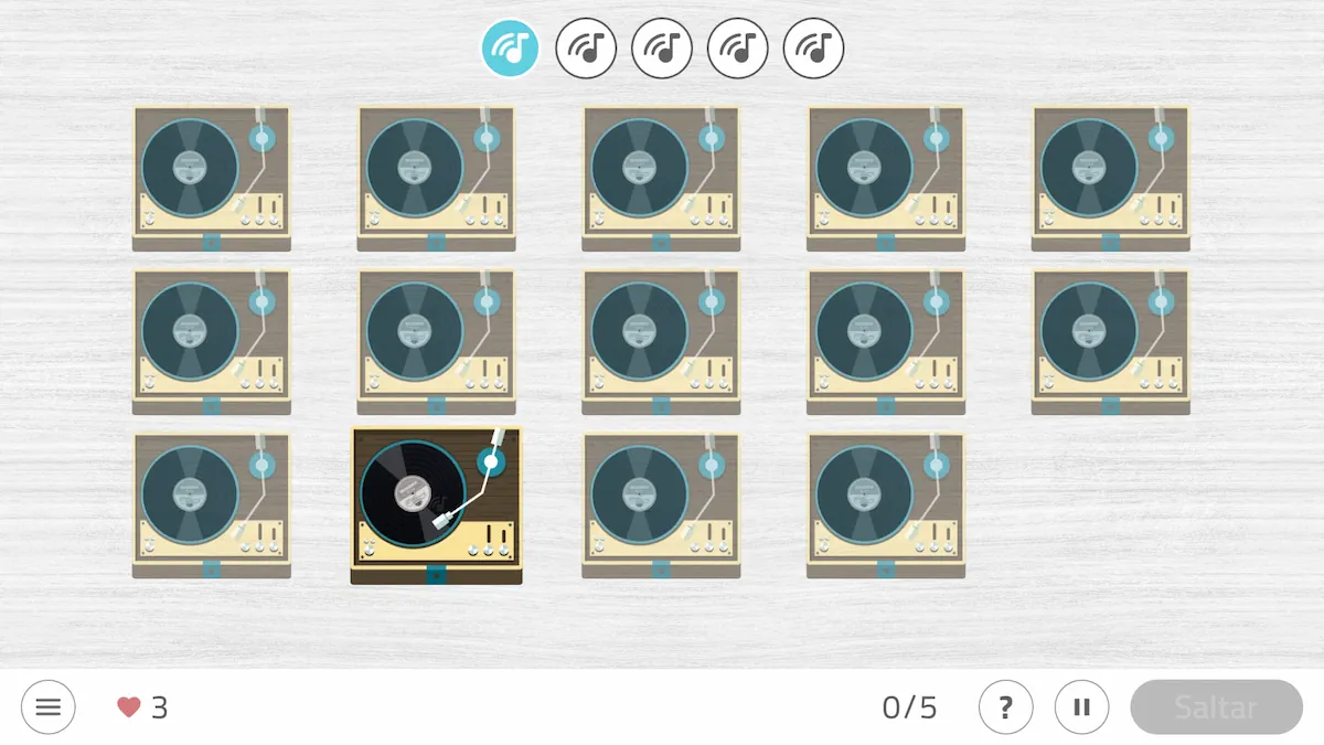 Grade de 16 casas com toca-discos antigos, um deles em reprodução, ícones de progresso e um indicador de vidas sobre fundo claro.