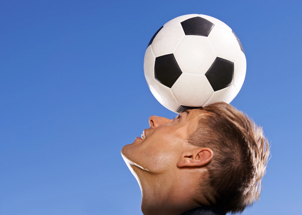 Ilustração de um cérebro humano equilibrando uma bola esportiva, com cronômetro, simbolizando treinamento cerebral para alto desempenho.