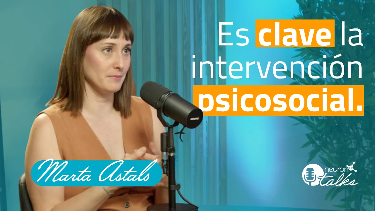 Infográfico TEAF no NeuronUP Talks: mulher diante do microfone no estúdio, texto 'Intervenção psicossocial' e logotipo NeuronUP.