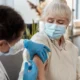 Vacina da gripe em alta dose e doença de Alzheimer: pode reduzir o risco em idosos?