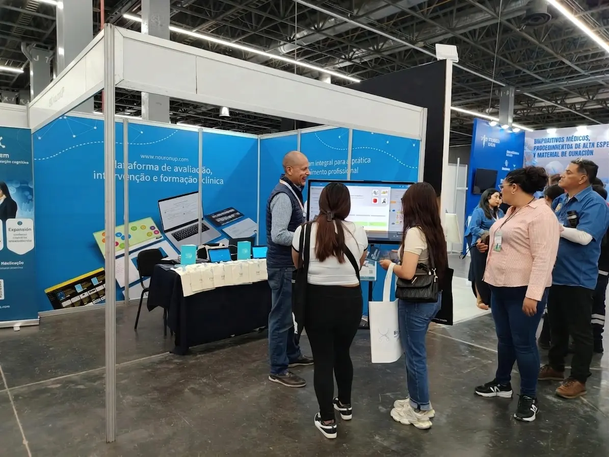Equipe da NeuronUP mostrando soluções de avaliação e reabilitação cognitiva na Medical Expo Guadalajara