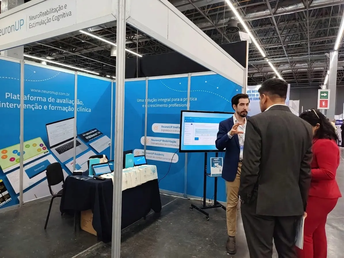 Equipe da NeuronUP na Medical Expo Guadalajara 2026 apresentando seu ecossistema de saúde cognitiva digital