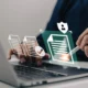 Illustration einer Person mit Laptop, die Dokumente und ein Bestätigungssymbol auf dem Bildschirm sieht und einen Eingabestift verwendet.