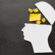 Kopfprofil mit geöffnetem oberen Bereich; darin Popcorn und ein gelbes Blatt als Symbol für Daueraufmerksamkeit.