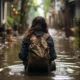 Person mit lockigem Haar, die mit sichtbarem Rucksack in einer überfluteten Straße sitzt, umgeben von verwüsteten Gebäuden und Wasser, das die Umgebung spiegelt.