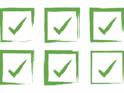 Sechs grüne Kästchen mit Häkchen in zwei Reihen und drei Spalten, die Anleitungen zur kognitiven Rehabilitation symbolisieren.