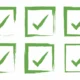 Sechs grüne Kästchen mit Häkchen in zwei Reihen und drei Spalten, die Anleitungen zur kognitiven Rehabilitation symbolisieren.