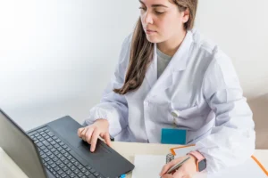 Die Transformation des DSM in der klinischen Praxis. Die wichtigsten Änderungen der DSM-Aktualisierung und die Anwendung der neuen Kriterien des Handbuchs mit NeuronUP.