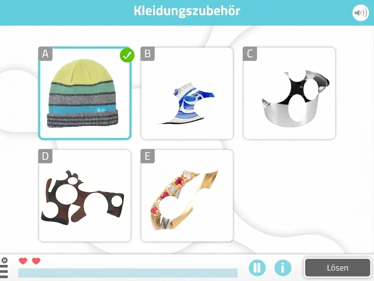 Verdeckte Objekte für Gedächtnisübungen mit älteren Menschen: verdeckte Karten auf einem Tisch und hervorgehobene Option A (gelbe Mütze mit Streifen)
