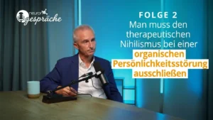 Bildschirm mit NeuronUP Talks, Folge 2, Titel und Logo; sitzender Mann im Interview über Hirnschädigung; modernes Design.