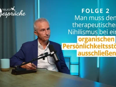 Bildschirm mit NeuronUP Talks, Folge 2, Titel und Logo; sitzender Mann im Interview über Hirnschädigung; modernes Design.
