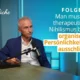 Bildschirm mit NeuronUP Talks, Folge 2, Titel und Logo; sitzender Mann im Interview über Hirnschädigung; modernes Design.