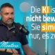 Mann vor einem Studiomikrofon mit blauem Licht; Text über KI ohne Bewusstsein und Nennung von Pedro Montoro.