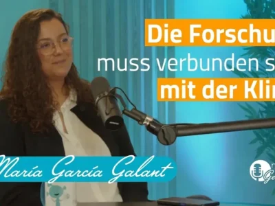 Interview im Studio: Frau vor einem Mikrofon, blauer Hintergrund und der Satz „Forschung muss mit der klinischen Praxis verbunden sein“ über exekutive Funktionen bei Kindern mit Zerebralparese (Folge 6).