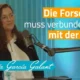 Interview im Studio: Frau vor einem Mikrofon, blauer Hintergrund und der Satz „Forschung muss mit der klinischen Praxis verbunden sein“ über exekutive Funktionen bei Kindern mit Zerebralparese (Folge 6).