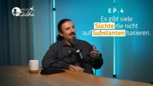 Cover von NeuronUP Talks: Mann spricht vor einem Mikrofon in einem Podcast-Set, blauer Hintergrund und Text EP.4.
