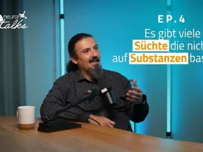 Cover von NeuronUP Talks: Mann spricht vor einem Mikrofon in einem Podcast-Set, blauer Hintergrund und Text EP.4.