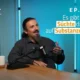 Cover von NeuronUP Talks: Mann spricht vor einem Mikrofon in einem Podcast-Set, blauer Hintergrund und Text EP.4.