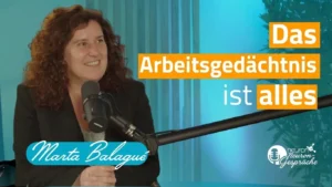 Lehrreiche Darstellung des Arbeitsgedächtnisses: Gehirn, Informationsblöcke und Pfeile; Frau vor einem Mikrofon vor blauem Hintergrund.