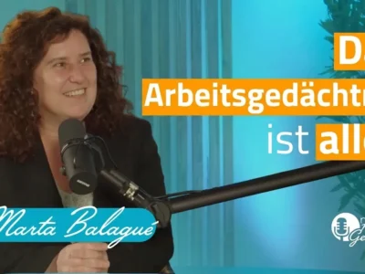 Lehrreiche Darstellung des Arbeitsgedächtnisses: Gehirn, Informationsblöcke und Pfeile; Frau vor einem Mikrofon vor blauem Hintergrund.