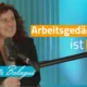 Lehrreiche Darstellung des Arbeitsgedächtnisses: Gehirn, Informationsblöcke und Pfeile; Frau vor einem Mikrofon vor blauem Hintergrund.