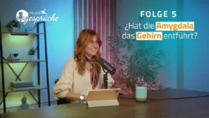 Cover von NeuronUP Talks, Folge 5: Porträt von María Garau Rolandi neben dem Mikrofon, im Hintergrund Regale und eine Pflanze.