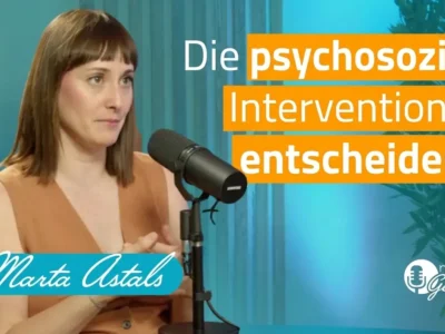 Infografik zu FASD in NeuronUP Talks: Frau vor einem Mikrofon im Studio, der Text „Psychosoziale Intervention“ und das NeuronUP-Logo.