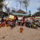 Vielfältige Gruppe am Strand von Sansibar bei kognitiver Stimulation und Neurorehabilitation, Kinder und Erwachsene bei Sonnenuntergang.