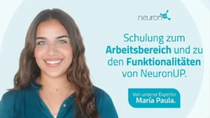 NeuronUP-Werbemotiv: lächelnde Frau rechts, María Paula, mit Schwerpunkt auf der Schulung zu digitalen Aktivitäten.