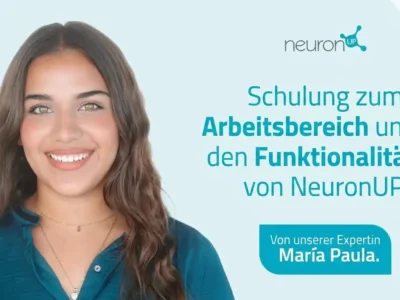 NeuronUP-Werbemotiv: lächelnde Frau rechts, María Paula, mit Schwerpunkt auf der Schulung zu digitalen Aktivitäten.