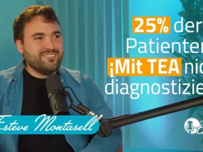 Bärtiger Mann in einem beleuchteten Interviewstudio lächelt; links daneben steht ASS und das NeuronUP-Logo ist zu sehen.