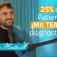 Bärtiger Mann in einem beleuchteten Interviewstudio lächelt; links daneben steht ASS und das NeuronUP-Logo ist zu sehen.