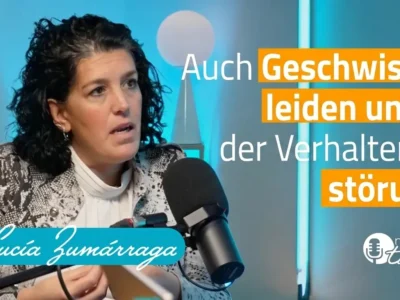 Titelseite von NeuronUP Talks: Frau vor einem Mikrofon in einem modernen Studio; Text über Störungen der Neuroentwicklung und Lucía Zumárraga.