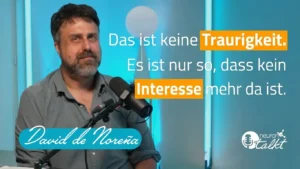 Mann vor einem Mikrofon in einem Studio mit Beleuchtung; Text im Bild: „Es ist keine Traurigkeit. Es gibt einfach kein Interesse mehr.“