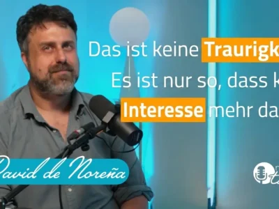 Mann vor einem Mikrofon in einem Studio mit Beleuchtung; Text im Bild: „Es ist keine Traurigkeit. Es gibt einfach kein Interesse mehr.“