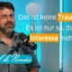 Mann vor einem Mikrofon in einem Studio mit Beleuchtung; Text im Bild: „Es ist keine Traurigkeit. Es gibt einfach kein Interesse mehr.“