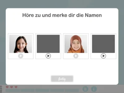 Spieloberfläche zum Training des episodischen Gedächtnisses für Kinder: zwei Porträts, Wiedergabesymbole und Option zum Anhören der Namen