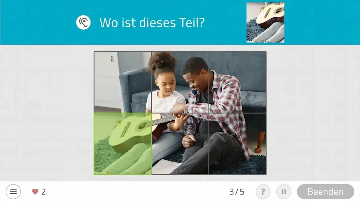 Puzzle während des Zusammensetzens mit einem Kind und einem Erwachsenen; zusammengesetzte Teile, eine Gitarre und die Frage 'Wo befindet sich dieses Teil?' sind zu sehen.