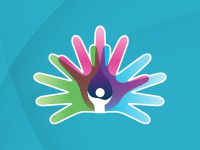 Farbenfrohes grafisches Design mit grünen, blauen, rosafarbenen und violetten Händen, die eine zentrale Figur bilden und gemeinschaftliche Unterstützung symbolisieren.