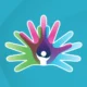 Farbenfrohes grafisches Design mit grünen, blauen, rosafarbenen und violetten Händen, die eine zentrale Figur bilden und gemeinschaftliche Unterstützung symbolisieren.