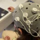 HD-tDCS-Aufbau für Schmerzprotokoll III: Helm mit Elektroden und Kabeln neben einem Computer.