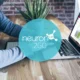 Ältere Person nutzt zu Hause ein Tablet für von NeuronUP2GO angeleitete Übungen zur kognitiven Rehabilitation; häusliche Umgebung mit sichtbarem Logo.