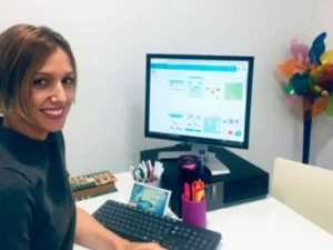 Professionnel de neuropsychologie présente des ressources de NeuronUP lors d'une intervention psychoéducative sur le TDAH.