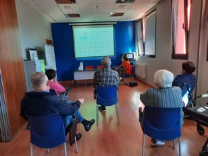 Réhabilitation et stimulation cognitive du TCC avec NeuronUP en groupe