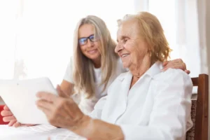 Professionnel effectuant la réhabilitation cognitive d'une personne atteinte de la maladie d'Alzheimer